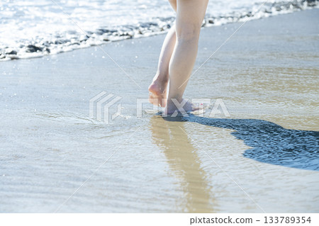 女人在沙灘上散步,散步,日落,夏日,新的一天,海灘,島嶼,旅行,旅程 女人在沙灘上散步,散步,日落,夏日,新的一天,海灘,島嶼,旅行,旅程 133789354