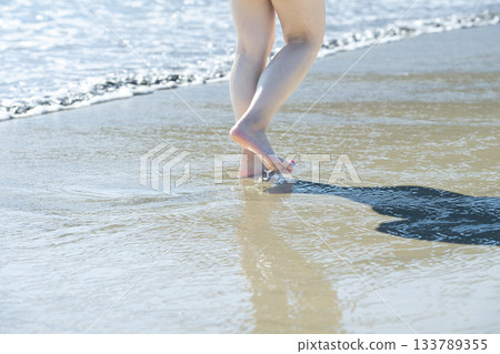 女人在沙灘上散步,散步,日落,夏日,新的一天,海灘,島嶼,旅行,旅程 女人在沙灘上散步,散步,日落,夏日,新的一天,海灘,島嶼,旅行,旅程 133789355