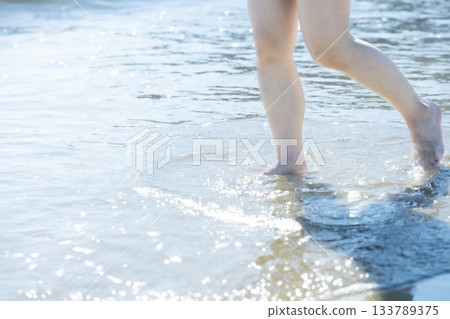 女人在沙灘上散步,散步,日落,夏日,新的一天,海灘,島嶼,旅行,旅程 女人在沙灘上散步,散步,日落,夏日,新的一天,海灘,島嶼,旅行,旅程 133789375