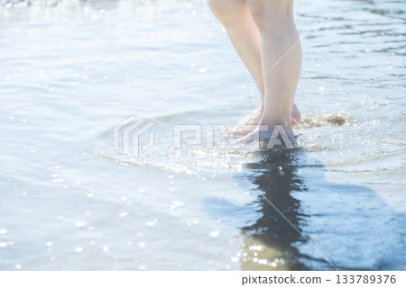 女人在沙灘上散步,散步,日落,夏日,新的一天,海灘,島嶼,旅行,旅程 女人在沙灘上散步,散步,日落,夏日,新的一天,海灘,島嶼,旅行,旅程 133789376