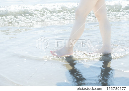 女人在沙灘上散步，散步，日落，夏日，新的一天，海灘，島嶼，旅行，旅程 133789377