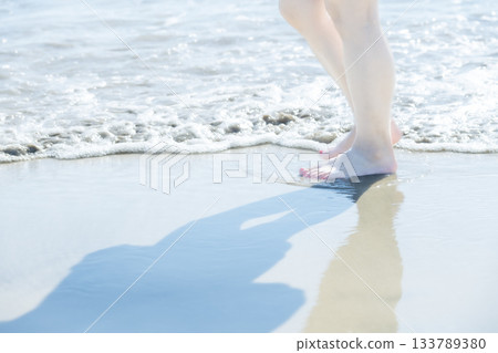 女人在沙灘上散步，散步，日落，夏日，新的一天，海灘，島嶼，旅行，旅程 133789380