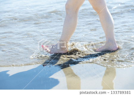 女人在沙灘上散步,散步,日落,夏日,新的一天,海灘,島嶼,旅行,旅程 女人在沙灘上散步,散步,日落,夏日,新的一天,海灘,島嶼,旅行,旅程 133789381