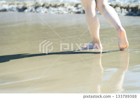 女人在沙灘上散步，散步，日落，夏日，新的一天，海灘，島嶼，旅行，旅程 133789388