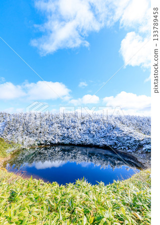 Snow-covered autumn scenery at Kagami-numa Pond in Hachimantai City, Iwate Prefecture 133789458