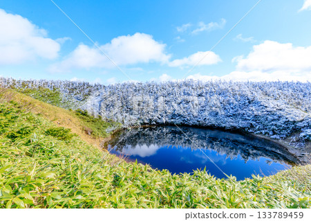 岩手縣八幡平市鏡沼池的秋雪景色 133789459