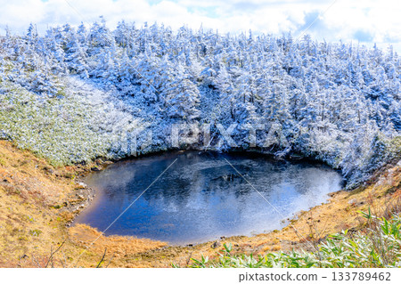 岩手縣八幡平市眼鏡沼澤的秋日雪景 133789462