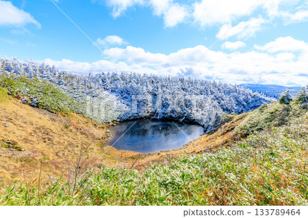 岩手縣八幡平市眼鏡沼澤的秋日雪景 岩手縣八幡平市眼鏡沼澤的秋日雪景 133789464