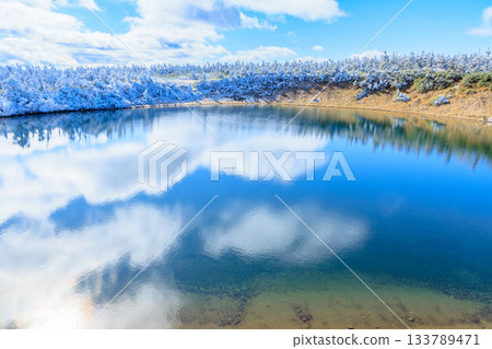 岩手縣八幡平市賀摩沼池的秋日雪景 133789471