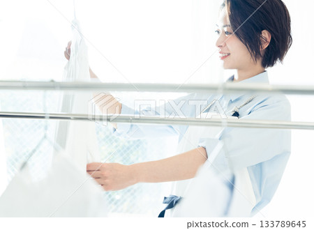 年輕的女士掛洗衣 133789645