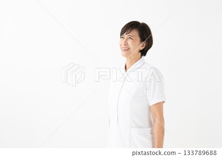 穿白大褂的女人 133789688