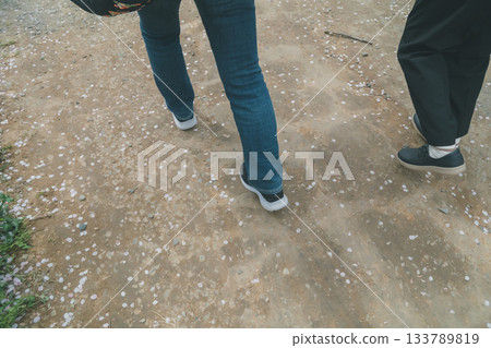 行走 步行 走路 133789819