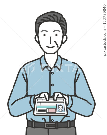 圖:一位老人自願交回他的駕照 圖:一位老人自願交回他的駕照 133789840