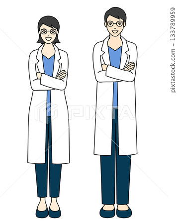 一位微笑、身穿白大褂、雙臂交叉的醫護人員全身像 133789959