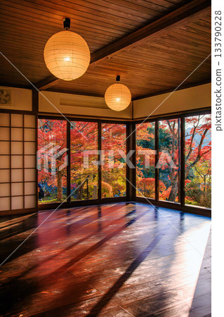 秋日裡,文智津裡觀音寺的紅葉在逆光下熠熠生輝(福島縣福島市,11月中旬下午) 秋日裡,文智津裡觀音寺的紅葉在逆光下熠熠生輝(福島縣福島市,11月中旬下午) 133790228