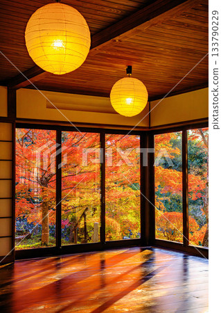 秋日裡，文智津裡觀音寺的紅葉在逆光下熠熠生輝（福島縣福島市，11月中旬下午） 133790229