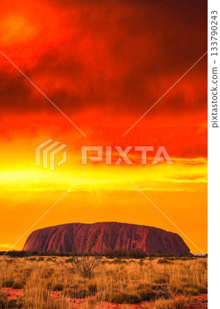 澳洲世界遺產烏魯魯的壯麗景色 澳洲世界遺產烏魯魯的壯麗景色 133790243