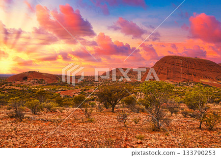 澳洲世界遺產烏魯魯的壯麗景色 133790253