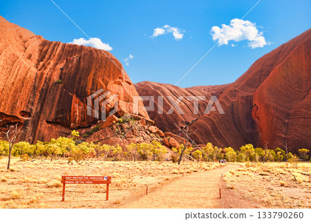 澳洲世界遺產烏魯魯的壯麗景色 澳洲世界遺產烏魯魯的壯麗景色 133790260
