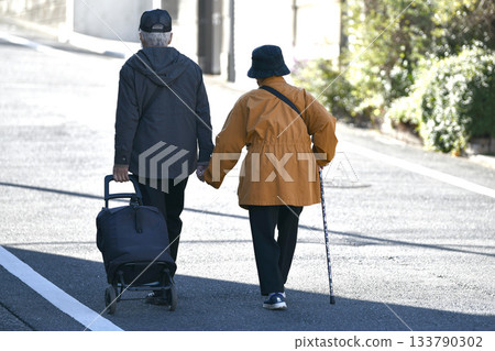Yokohama cityscape in Japan December...Aging society (both wearing masks)...A city with steep slopes...Aging...What is life, what is happiness? 133790302