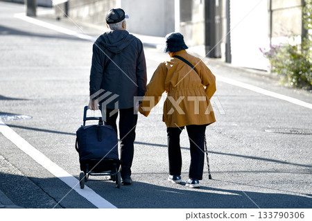 Yokohama cityscape in Japan December...Aging society (both wearing masks)...A city with steep slopes...Aging...What is life, what is happiness? Yokohama cityscape in Japan December...Aging society (both wearing masks)...A city with steep slopes...Aging...What is life, what is happiness? 133790306