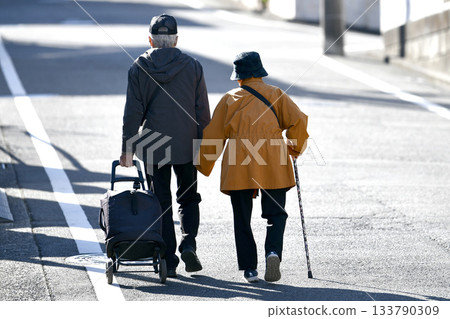 Yokohama cityscape in Japan December...Aging society (both wearing masks)...A city with steep slopes...Aging...What is life, what is happiness? 133790309