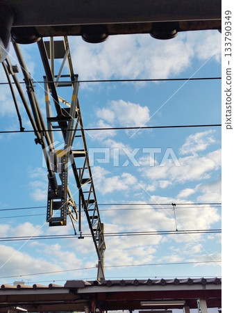 藍天和架空電線（車站月台、鐵路、仰視） 133790349