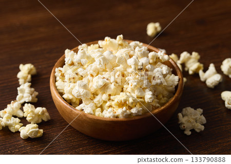 Popcorn served on a plate 133790888