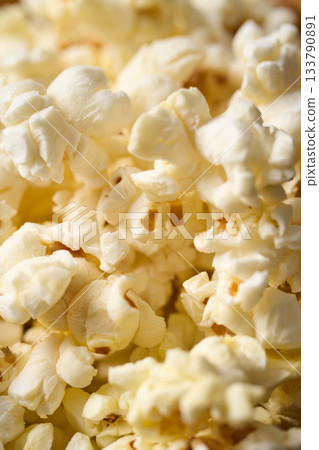 盛在盤子裡的爆米花 133790891