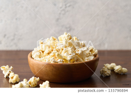 盛在盤子裡的爆米花 盛在盤子裡的爆米花 133790894