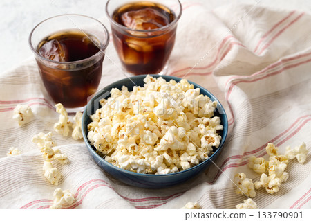 盛在盤子裡的爆米花 133790901