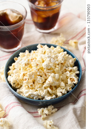 盛在盤子裡的爆米花 133790903