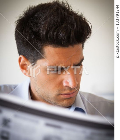 Casual businessman reading newspaper 133791244