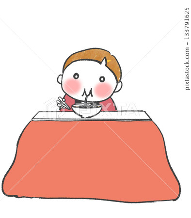 一個男孩在暖桌裡吃新年蕎麥麵。 133791625