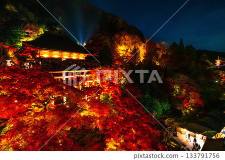 Kiyomizudera的秋葉亮了起來 133791756