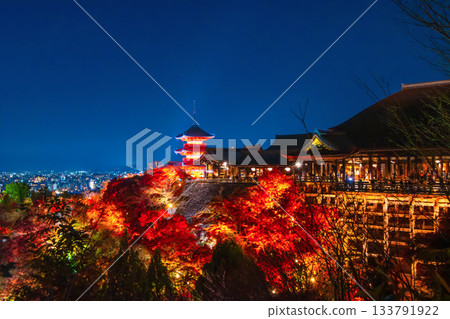 Kiyomizudera的秋葉亮了起來 Kiyomizudera的秋葉亮了起來 133791922