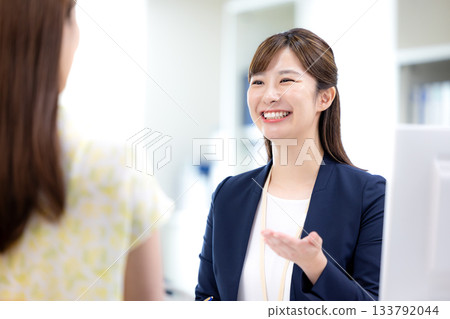 在櫃檯為顧客服務的女商人 133792044