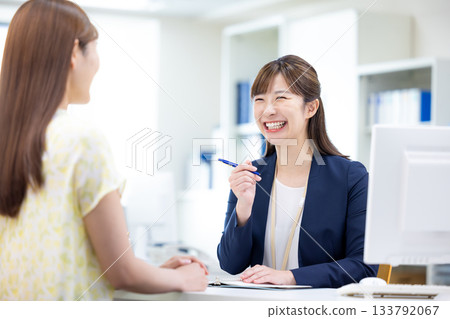 在櫃檯為顧客服務的女商人 在櫃檯為顧客服務的女商人 133792067