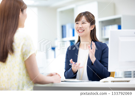 在櫃檯為顧客服務的女商人 在櫃檯為顧客服務的女商人 133792069