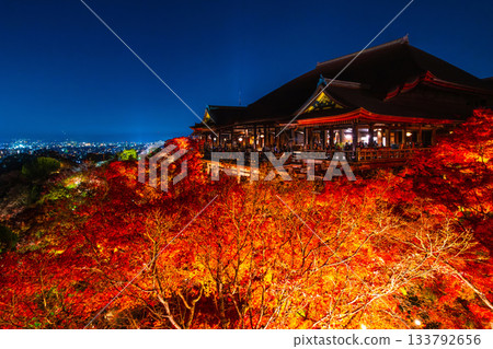 清水寺燈光璀璨的舞台與秋葉美景 133792656