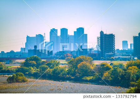 日本東京城市景觀，12月。畫麵包括多摩川、武藏小杉站前霧氣繚繞的高層公寓大樓以及飛機。 （1st） 133792794