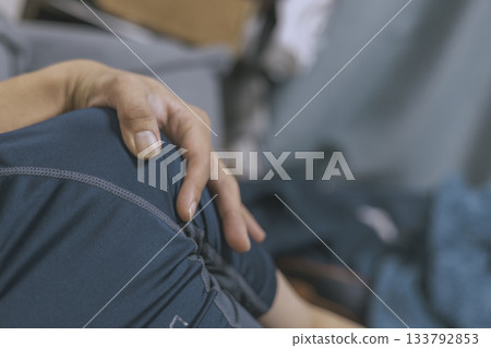 輕輕地把你的手放在我的肩膀上，靠近我。 133792853