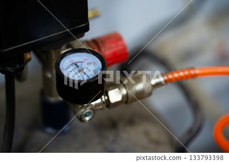 Air pressure gauge on the compressor 133793398