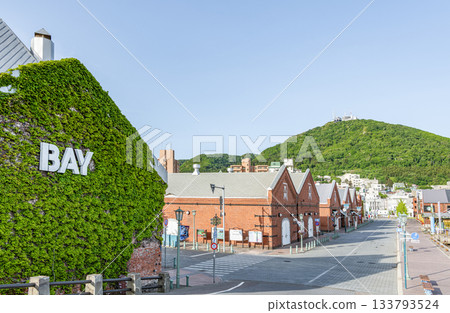 北海道函館的熱門旅遊景點：金森紅磚倉庫和函館山 133793524