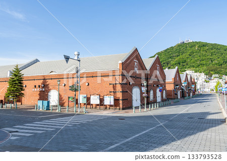 北海道函館的熱門旅遊景點：金森紅磚倉庫和函館山 133793528