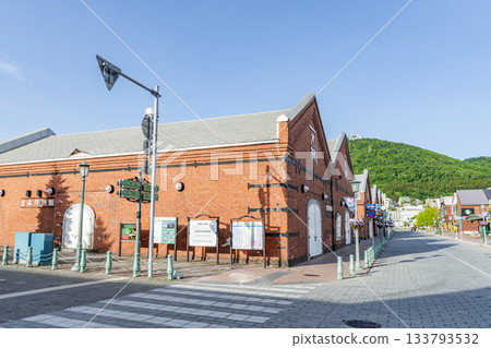 北海道函館的熱門旅遊景點：金森紅磚倉庫和函館山 133793532