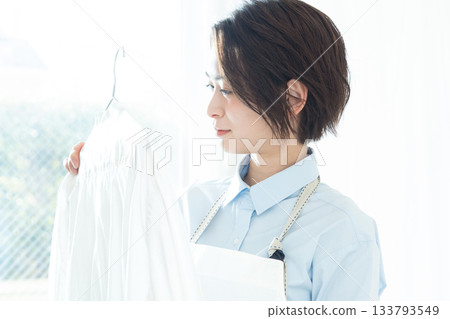 年輕的女士掛洗衣 133793549