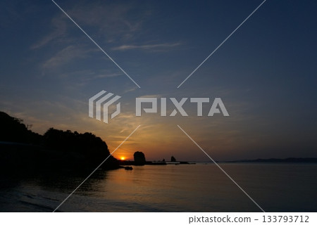 夕陽隱沒在岩石的陰影中。 夕陽隱沒在岩石的陰影中。 133793712