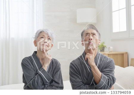 一對老年夫婦在臥室裡思考 133794059