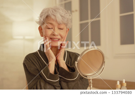 老年女性夜間臉部護理 133794080